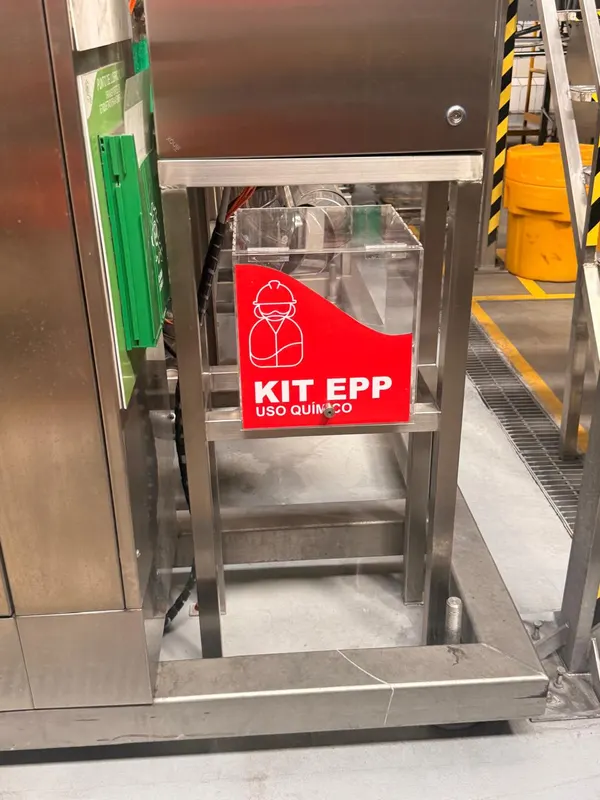Señalética Kit EPP uso químico instalada en planta industrial — Jaime Print