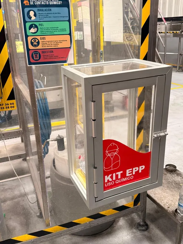 Señalética Kit EPP en vitrina acrílica instalada en planta industrial — Jaime Print