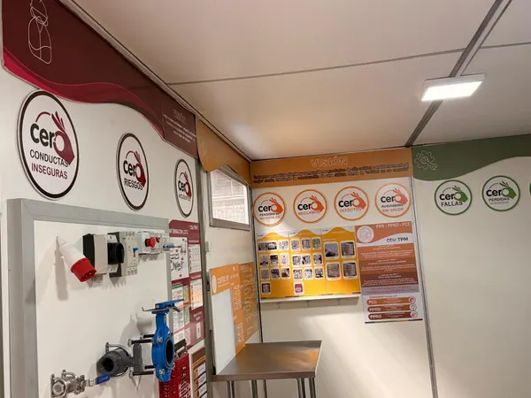 Gráficas y stickers murales TPM sistema Cero en planta CCU Cachantún Coinco