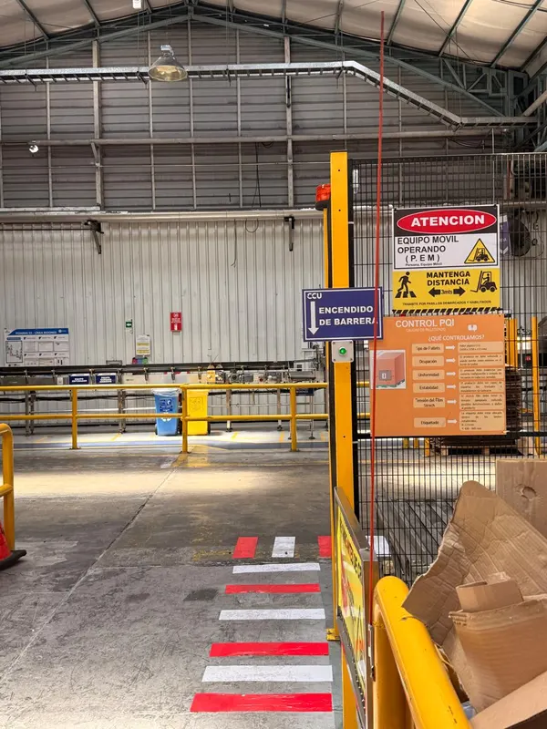 Señalética de seguridad instalada en pasillo de planta industrial — Jaime Print Coinco